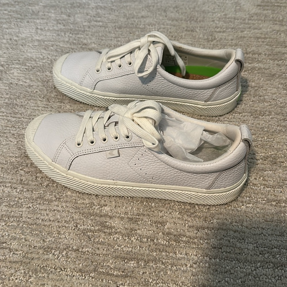 Cariuma White Women's leather Sneakers - Picture 2 of 3